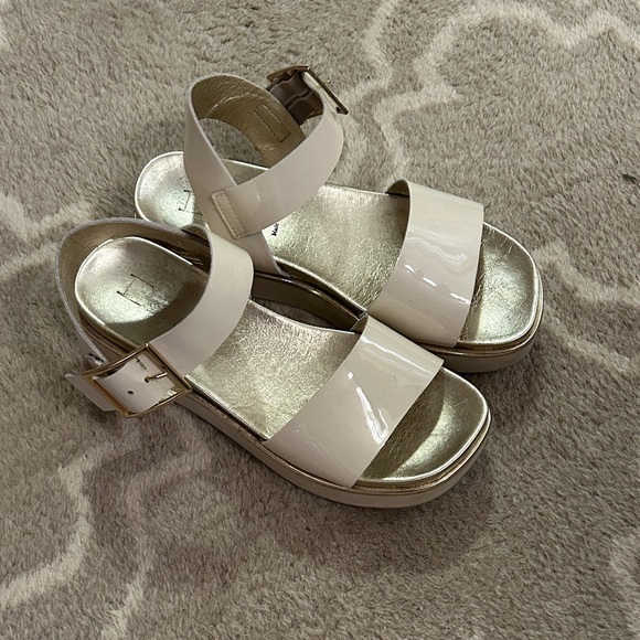 Stylish Cream Patent Browns Sandals, size 37/7 - Picture 2 of 7